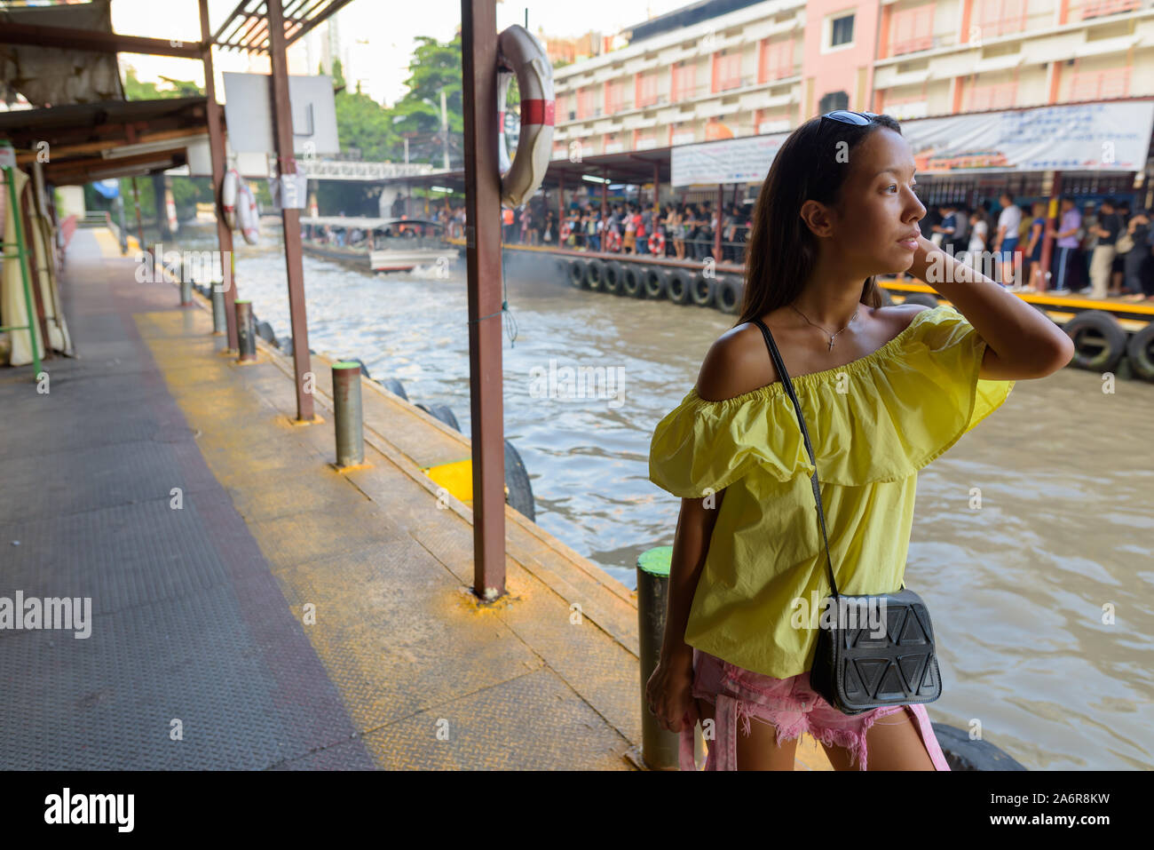 Giovane bella donna turistiche per visitare la città di Bangkok Foto Stock