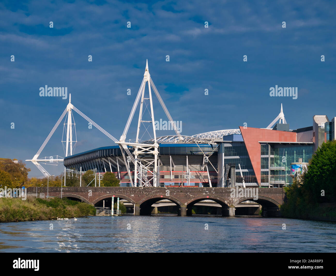 Il Millennium Stadium / Principato Stadium di Cardiff Wales, Regno Unito - preso dal fiume Taff Foto Stock