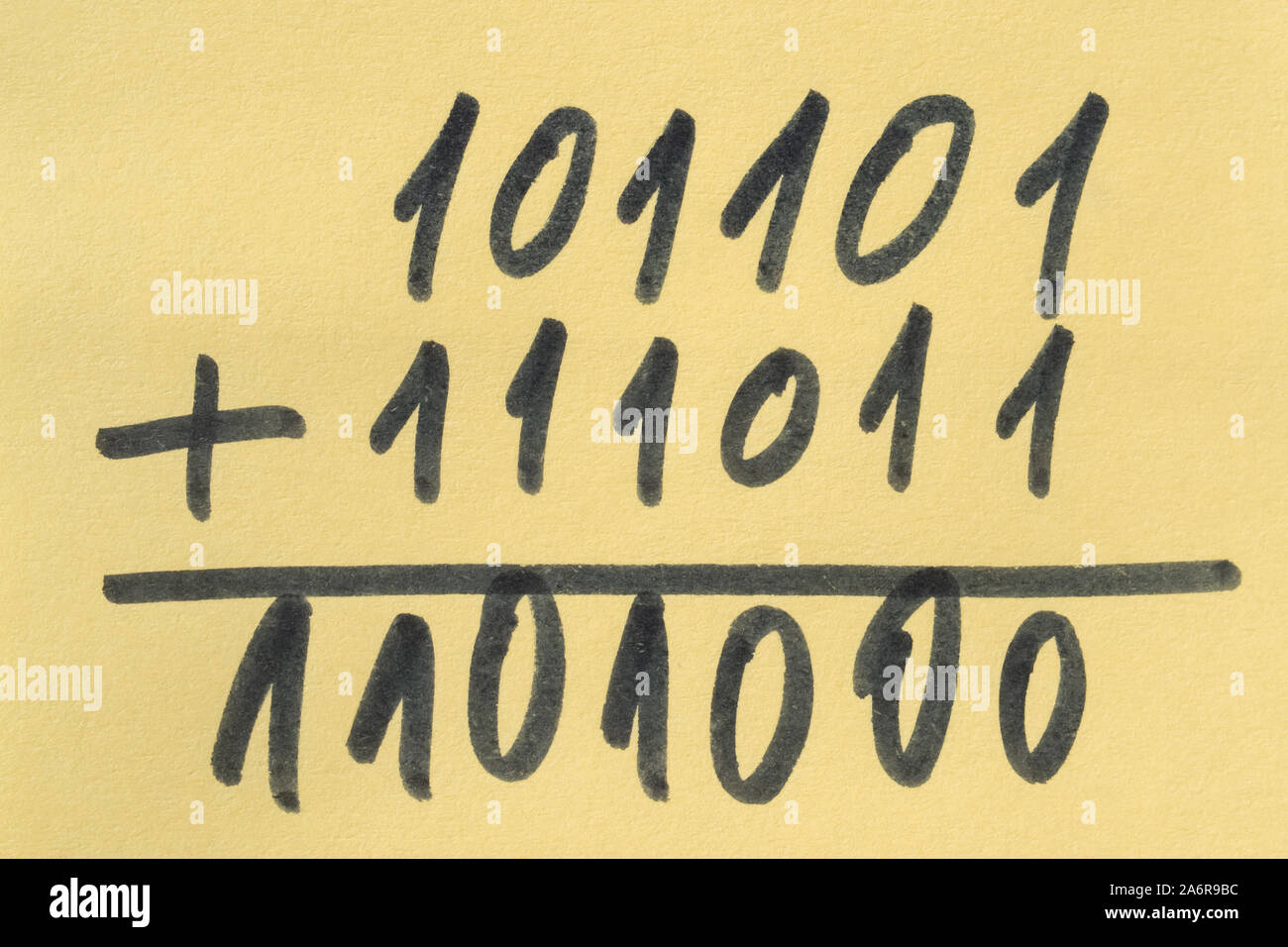 Esempio di una somma di due numeri binari su sfondo giallo Foto Stock