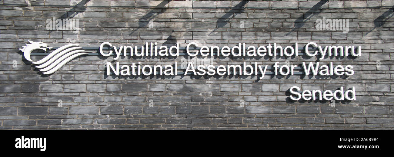Il segno di cui l'edificio della National Assembly for Wales / Cynulliad Cenedlaethol Cymru nella Baia di Cardiff, Cardiff, Galles, UK. Foto Stock