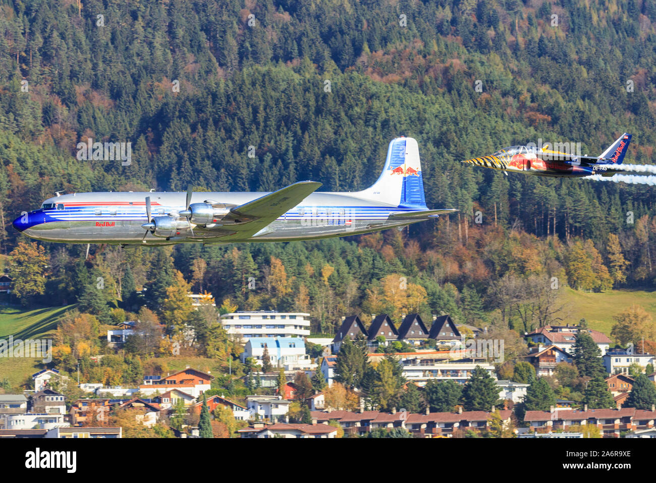 Innsbruck/Austria Ottobre 26, 2019: Red Bull Flying tori Douglas DC-6B a InnsbruckAirport. Foto Stock