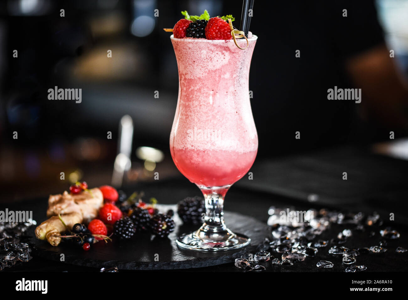 Fatta in casa i frutti di bosco la limonata con zenzero fresco & miele Foto Stock