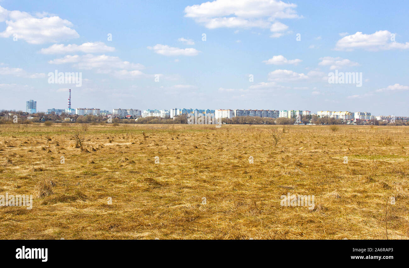 I terreni per la costruzione di un nuovo quartiere della città, un luogo per la costruzione di case residenziali, spazio copia, topografia Foto Stock