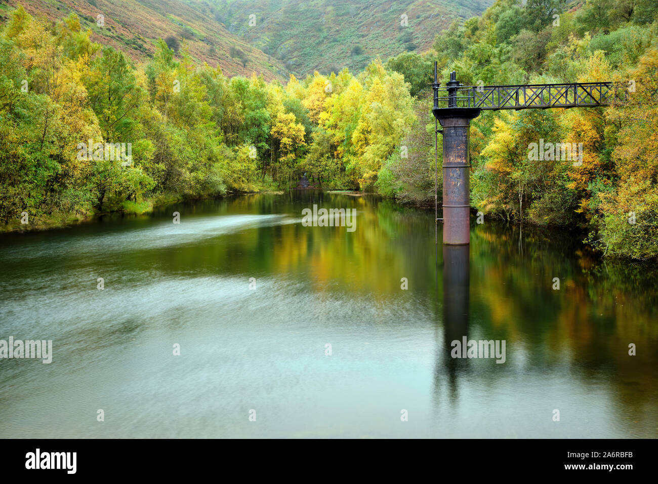 Autunno riflessioni sopra il serbatoio alla cardatura Mill Valley vicino a Church Stretton nello Shropshire con una ghisa water tower Foto Stock