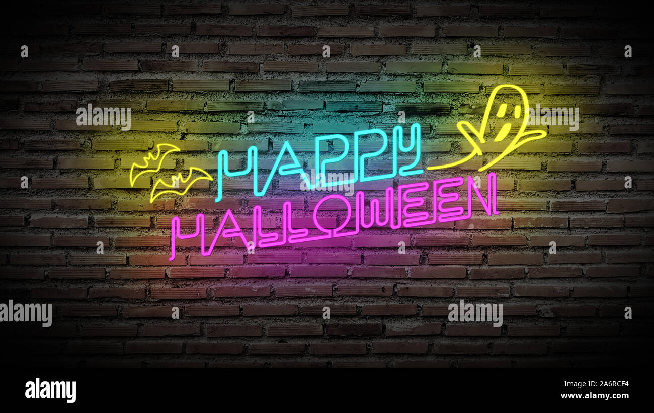 Coloratissima happy Halloween brillante luce al neon fluorescenti segno per party con ghost e bat sul retro muro di mattoni in background. Foto Stock