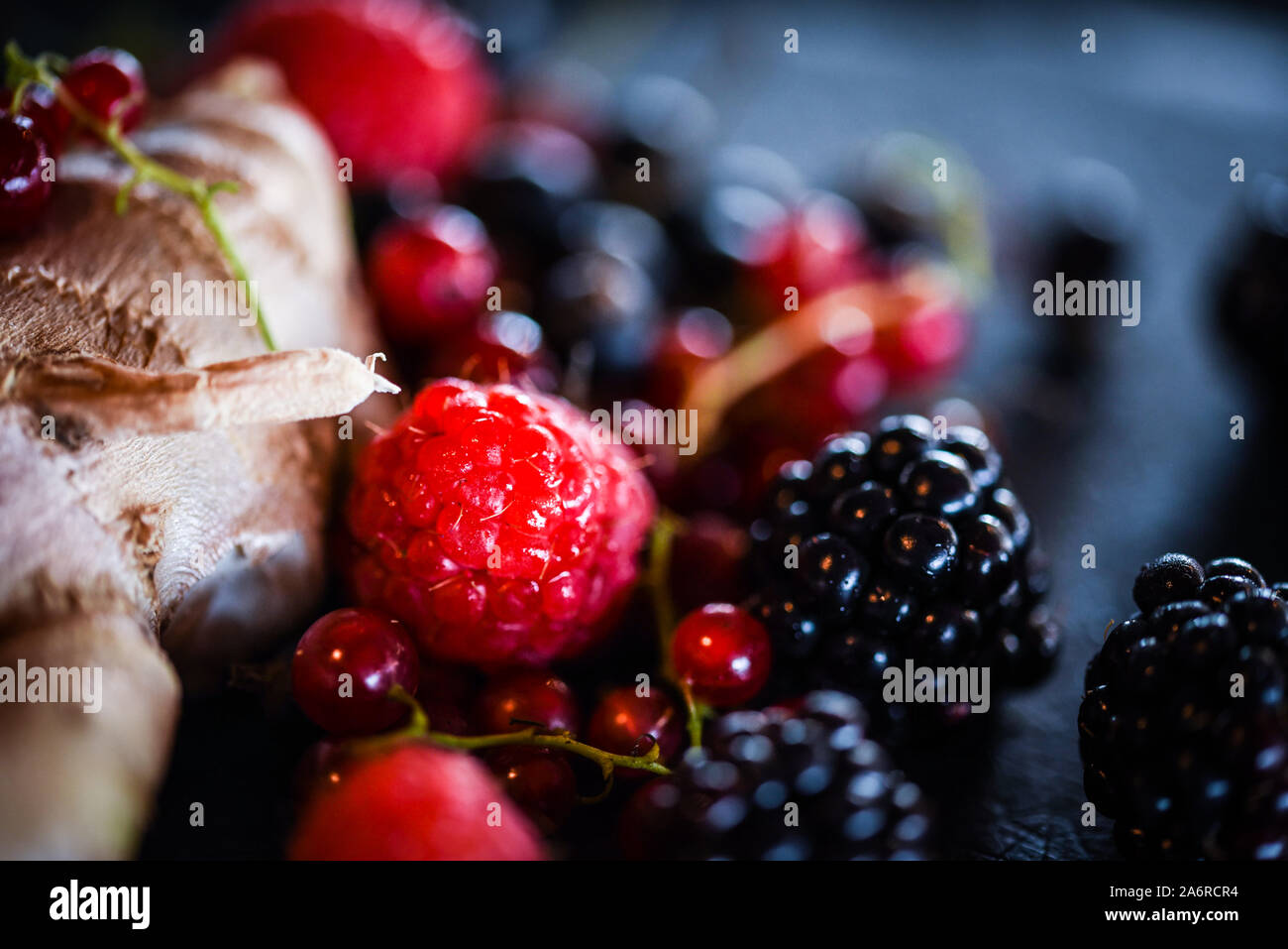 Fatta in casa i frutti di bosco la limonata con zenzero fresco & miele Foto Stock