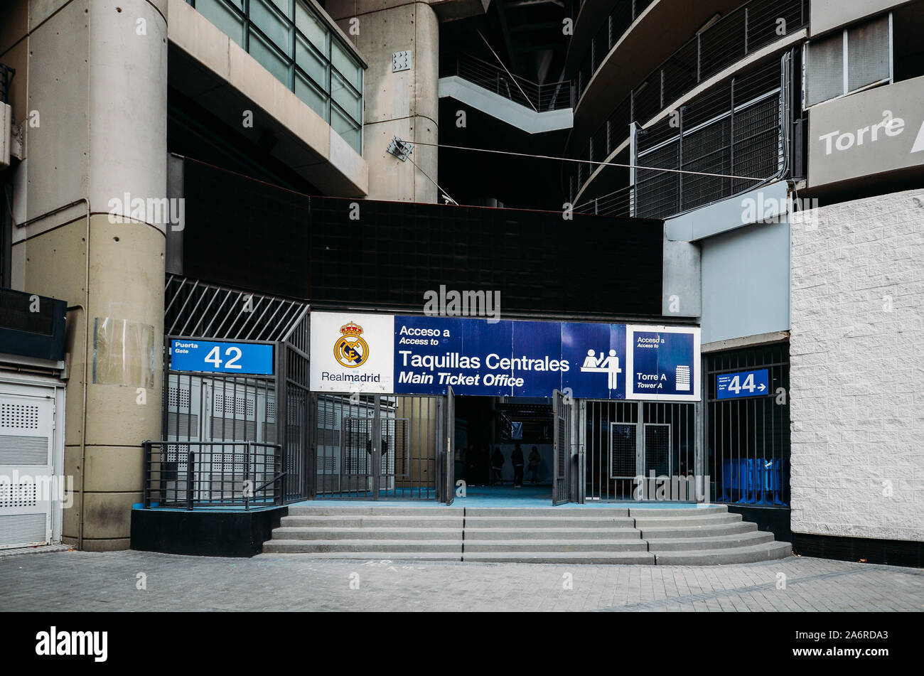Madrid, Spagna - Ott 27, 2019: ingresso spettatori allo stadio Santiago Bernabeu di Madrid in Spagna Foto Stock