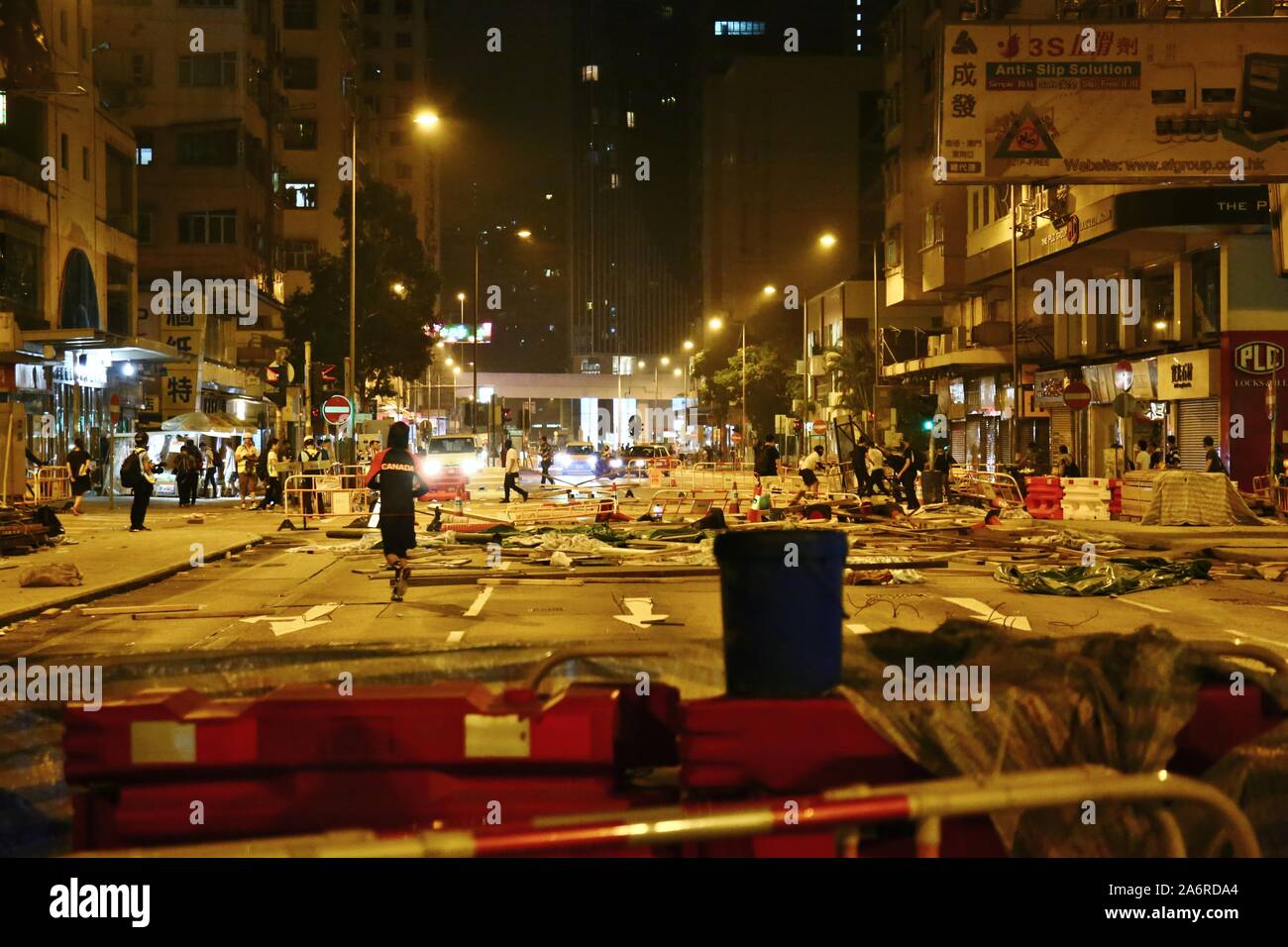 Hong Kong. 28 ott 2019. Migliaia di manifestanti si riuniscono in un mese di marzo non autorizzato nel distretto di Kowloon. La pacifica marzo finisce con diversi scontri tra manifestanti e forze di polizia. Credito: Gonzales foto/Alamy Live News Foto Stock