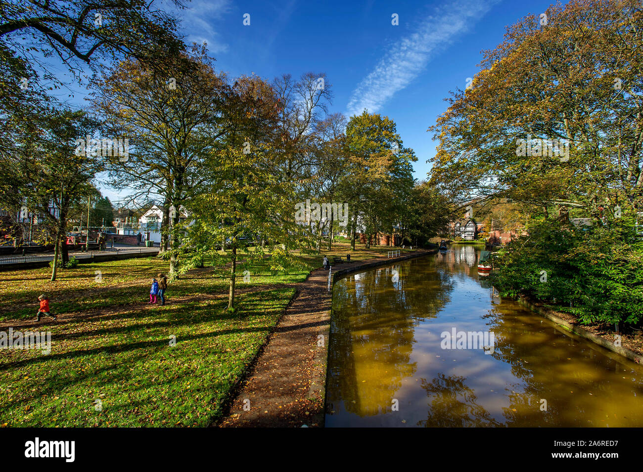 Worsley, Manchester, Regno Unito. 28 ottobre, 2019. Glorioso sole autunnale lungo la Bridgewater Canal a Worsley, Manchester oggi. Una famiglia fuori a godersi il sole. Credito di immagine Paolo Heyes/Alamy News. Foto Stock