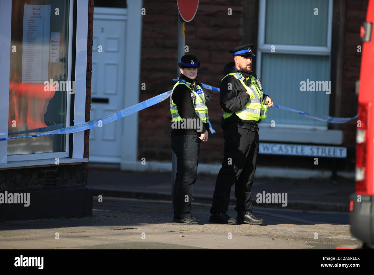 La polizia del sostegno comunitario ufficiali uomo un cordone vicino a Dixon il camino a Carlisle, Cumbria, dove un uomo la cui condizione è attualmente sconosciuto, continua ad appendere a testa in giù dalla parte superiore del camino 270ft. Foto di PA. Picture Data: lunedì 28 ottobre, 2019. Relazioni locali detto grida e lamenti potrebbe essere sentito proveniente dal camino nelle prime ore di questa mattina prima di polizia è arrivato sulla scena. Vedere PA storia Camino di polizia. Foto di credito dovrebbe leggere: Danny Lawson/PA FILO Foto Stock