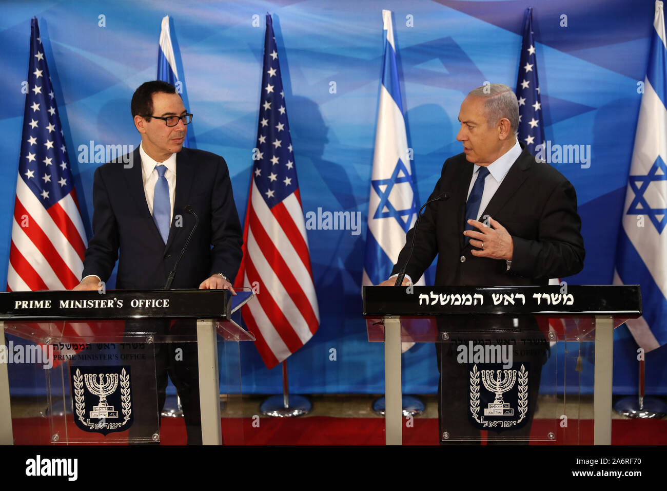 Gerusalemme, Israele. 28 ott 2019. Il Primo Ministro israeliano Benjamin Netanyahu e U.S. Il segretario al Tesoro Steven Mnuchin fornire dichiarazioni congiunte durante il loro incontro a Gerusalemme, Israele sul Lunedi, ottobre 28, 2019. Piscina Foto di Ronen Zvulun/UPI Credito: UPI/Alamy Live News Foto Stock