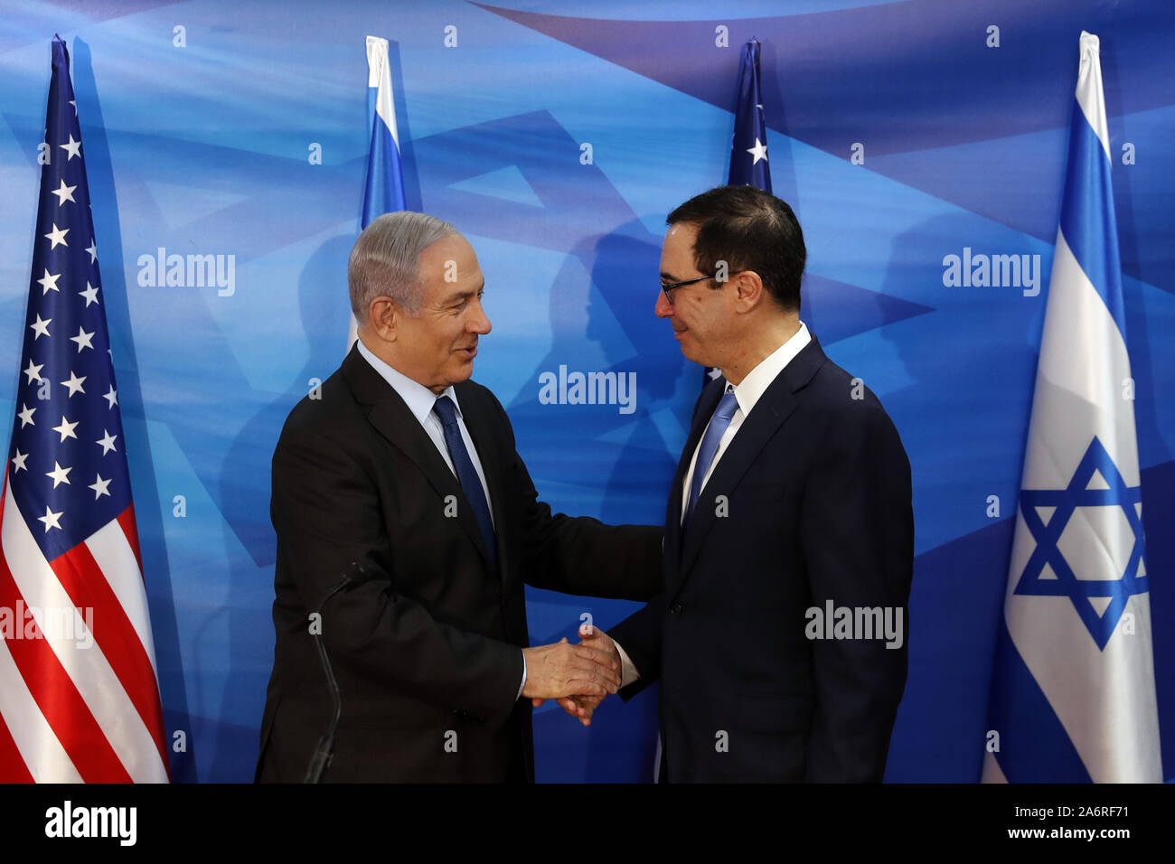 Gerusalemme, Israele. 28 ott 2019. Il Primo Ministro israeliano Benjamin Netanyahu e U.S. Il segretario al Tesoro Steven Mnuchin agitare le mani durante il loro incontro a Gerusalemme, Israele sul Lunedi, ottobre 28, 2019. Piscina Foto di Ronen Zvulun/UPI Credito: UPI/Alamy Live News Foto Stock
