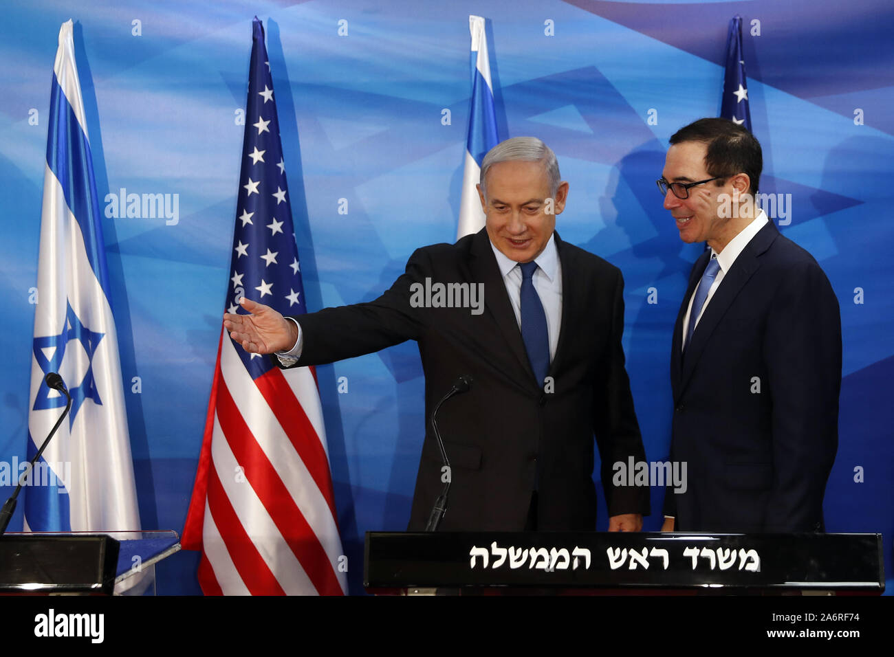 Gerusalemme, Israele. 28 ott 2019. Il Primo Ministro israeliano Benjamin Netanyahu e U.S. Il segretario al Tesoro Steven Mnuchin gesti durante il loro incontro a Gerusalemme, Israele sul Lunedi, ottobre 28, 2019. Piscina Foto di Ronen Zvulun/UPI Credito: UPI/Alamy Live News Foto Stock
