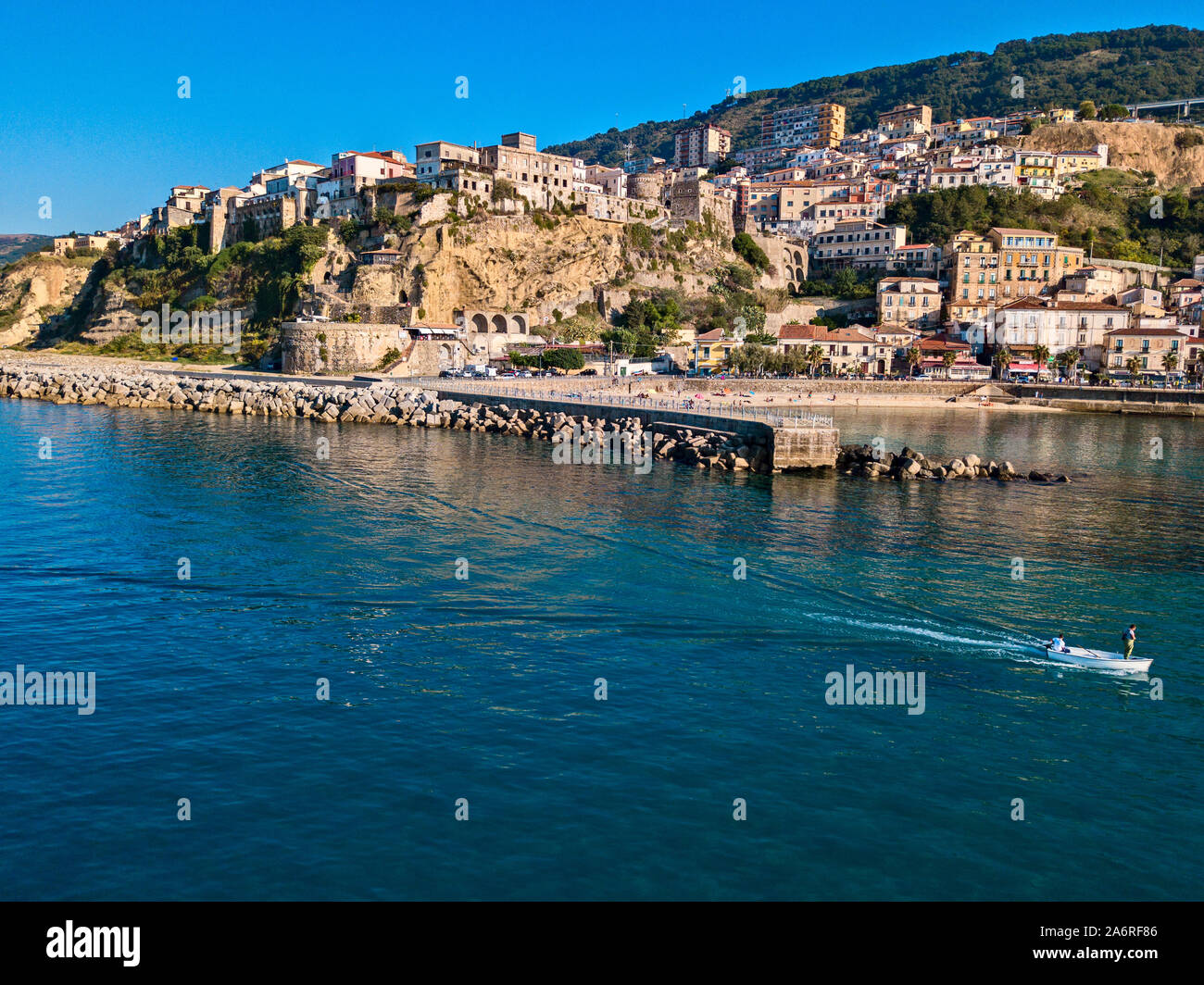 Vista aerea del Pizzo Calabro, pier, castello, Calabria, il turismo in Italia. Vista panoramica della cittadina di Pizzo Calabro dal mare. Le case sulla roccia. Foto Stock