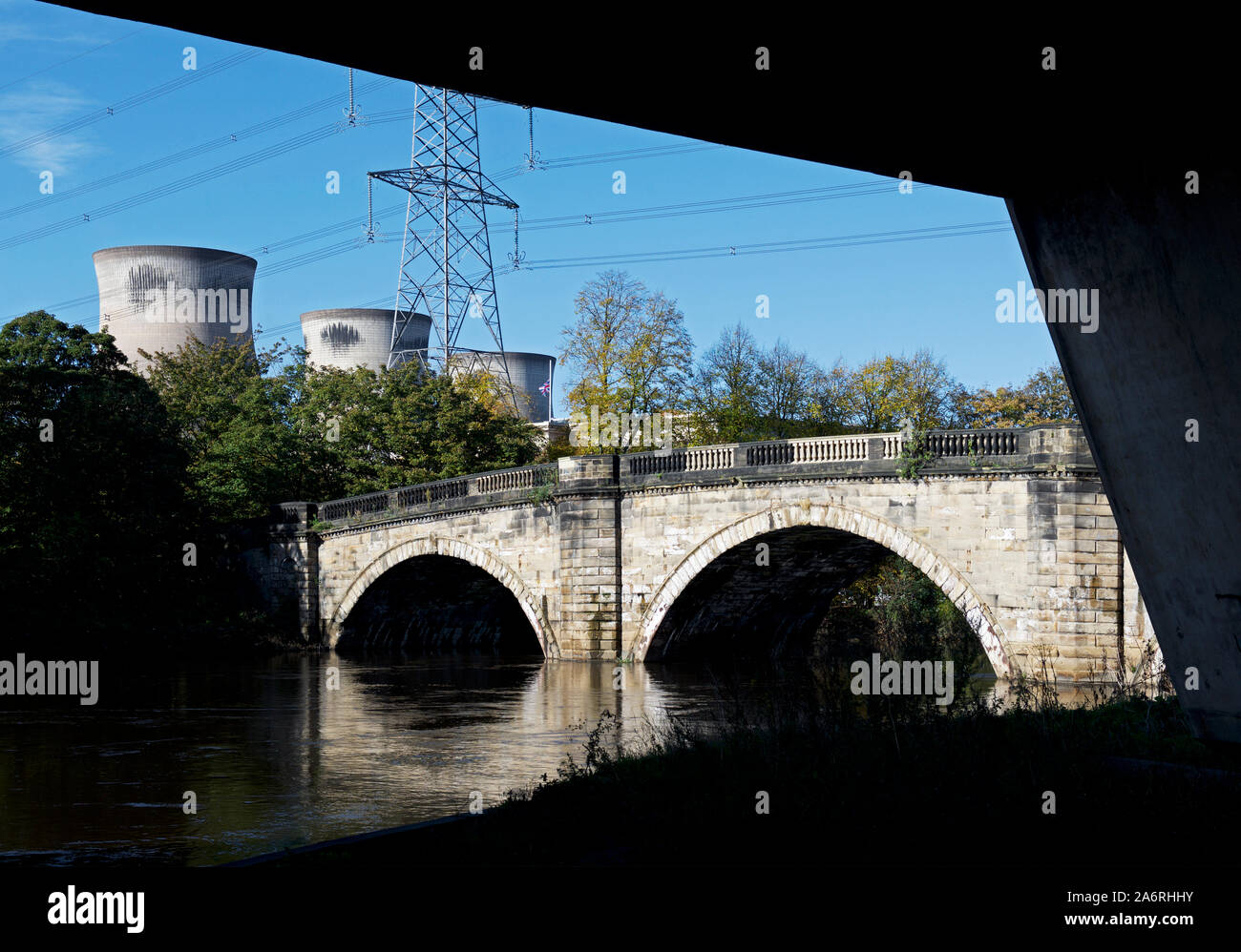 Ferrybridge Power Station e Ponte Vecchio costruito da John Carr, West Yorkshire, Inghilterra, Regno Unito Foto Stock