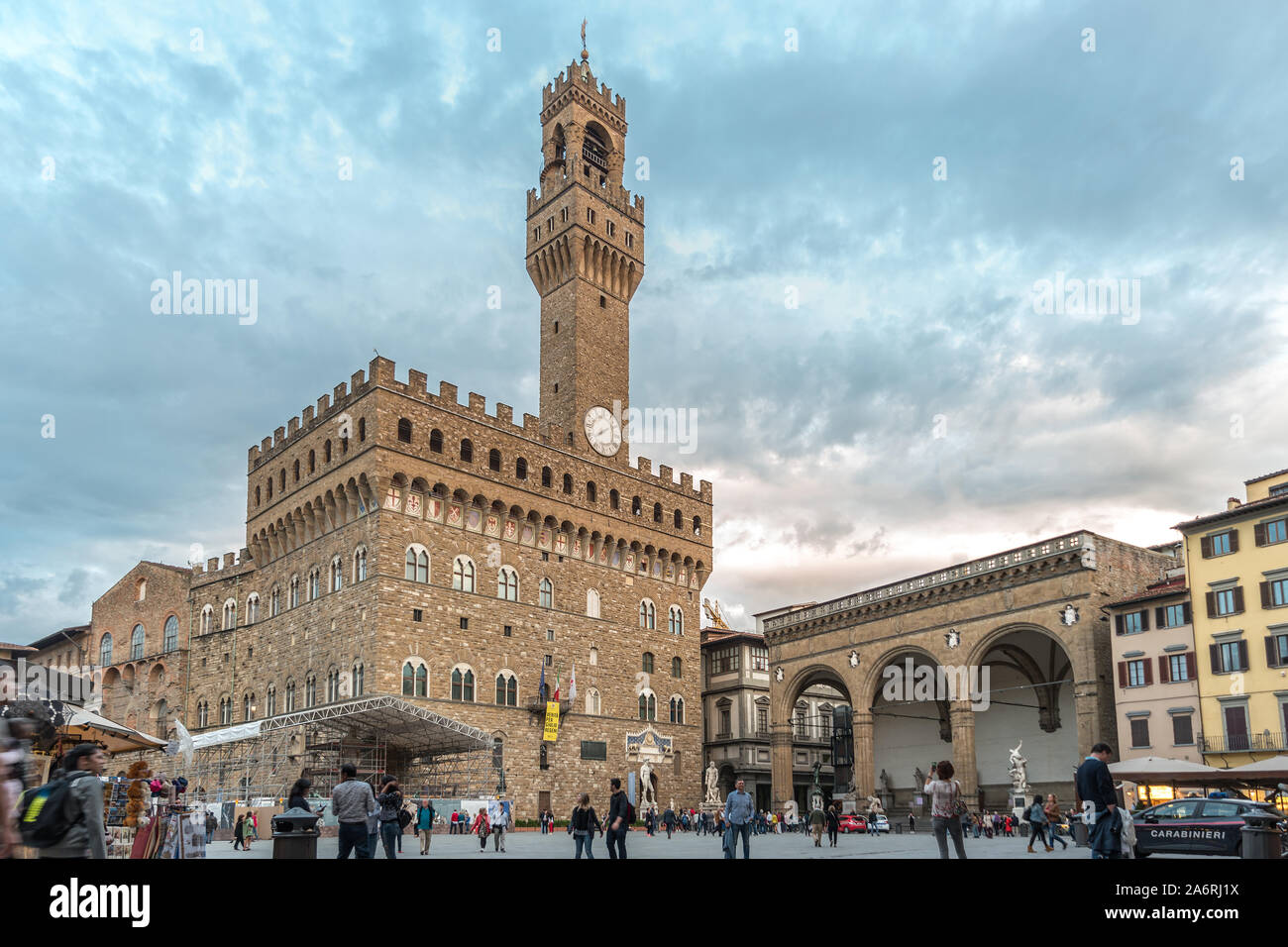 Il vecchio palazzo, il Palazzo Vecchio a Firenze con la torre dell orologio nella piazza principale, Piazza della Signoria. Foto Stock