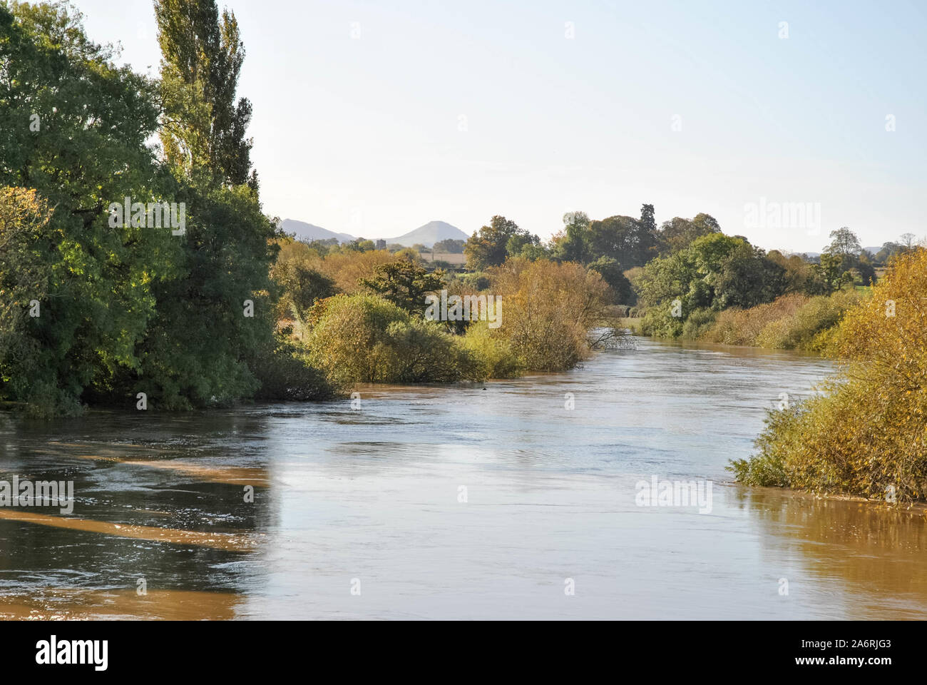 Il fiume Severn nello Shropshire che mostra colline in lontananza Foto Stock