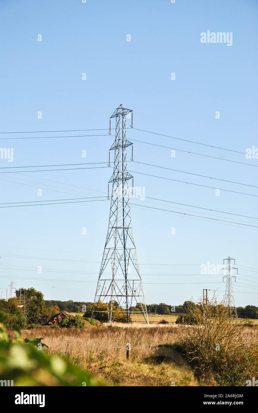 Elettricità tralicci in Shropshire campagna Foto Stock