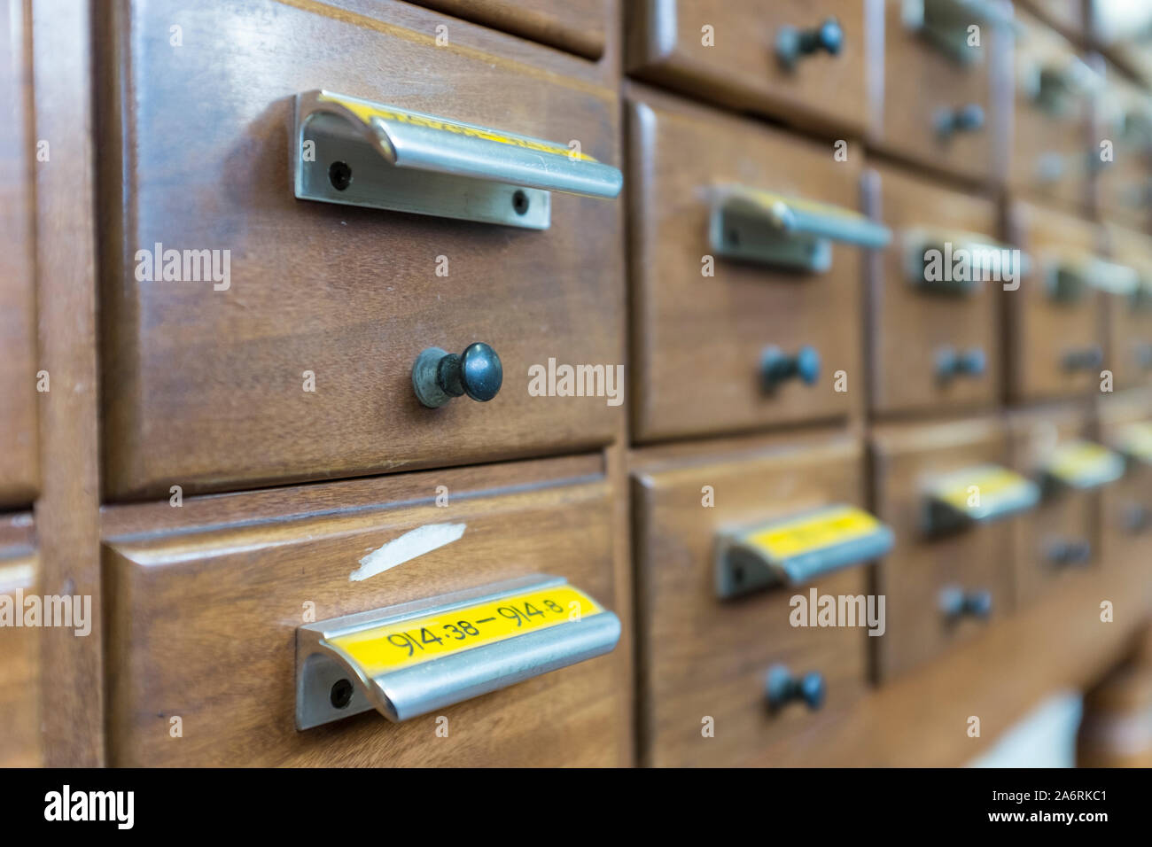 Scheda di legno catalogo cassetto, Bristol Central Library, REGNO UNITO Foto Stock