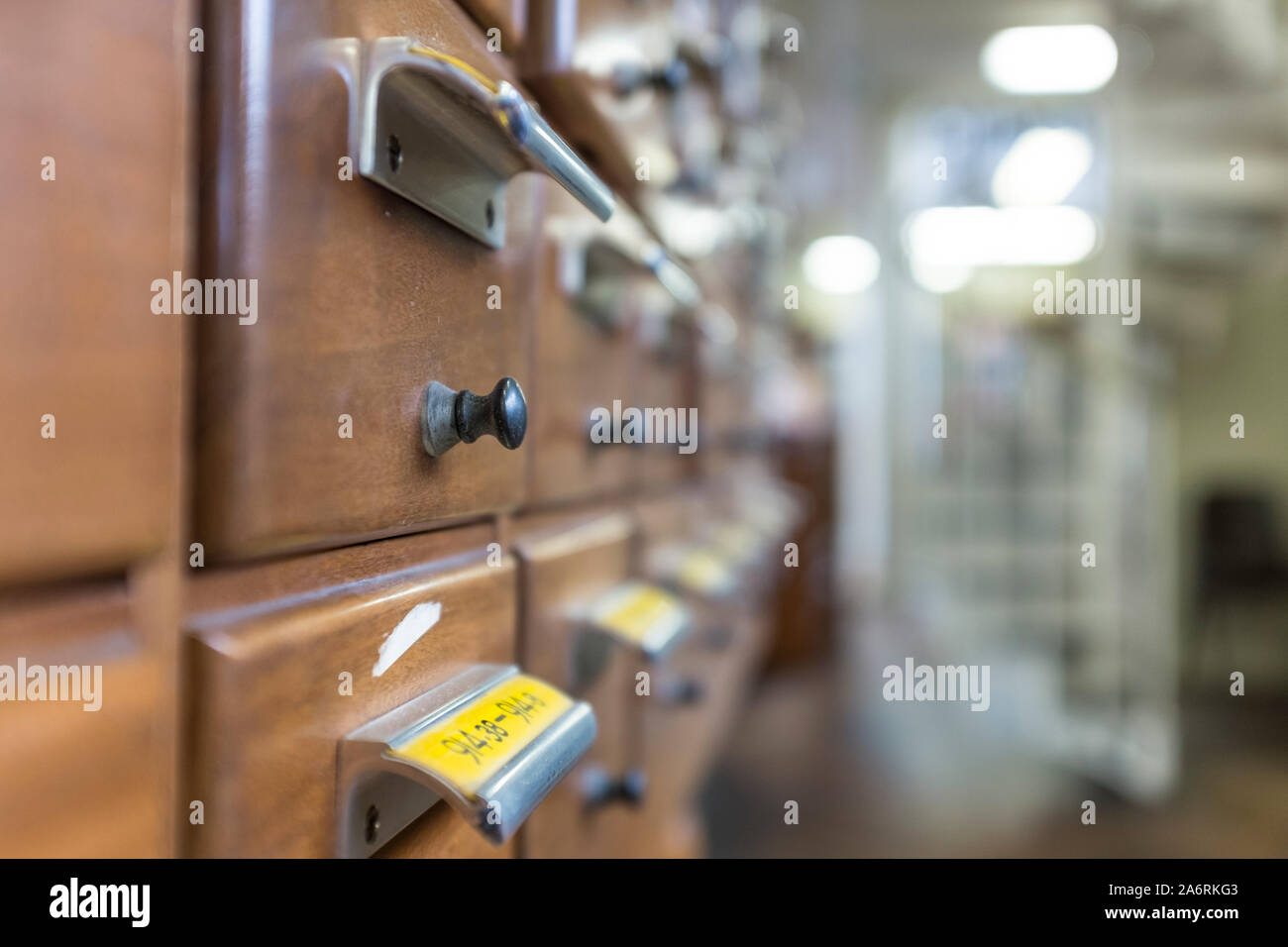 Scheda di legno catalogo cassetto, Bristol Central Library, REGNO UNITO Foto Stock