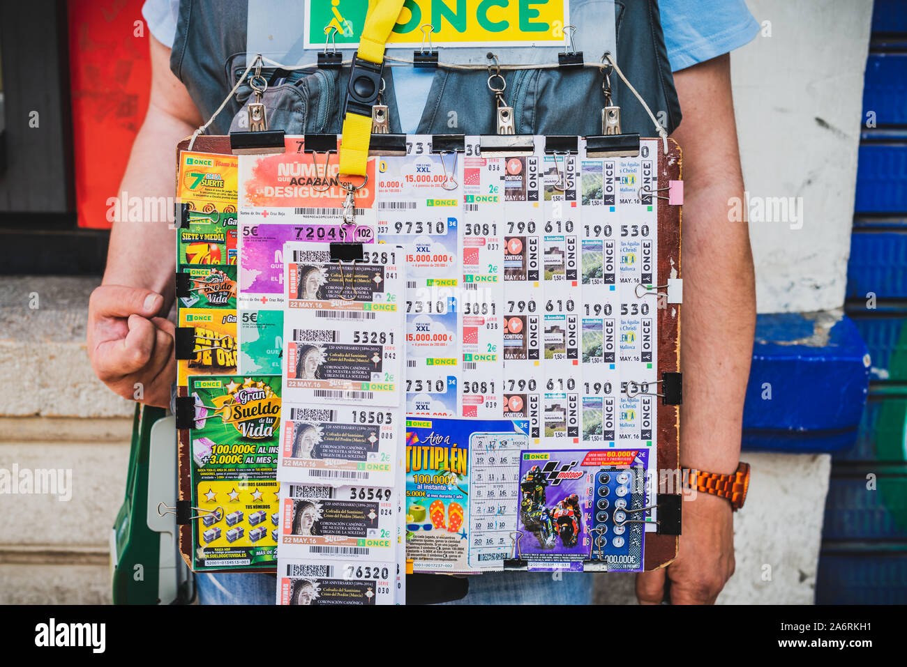 Un venditore ambulante tenendo un bordo di una volta che i biglietti della lotteria a Valencia in Spagna. Foto Stock