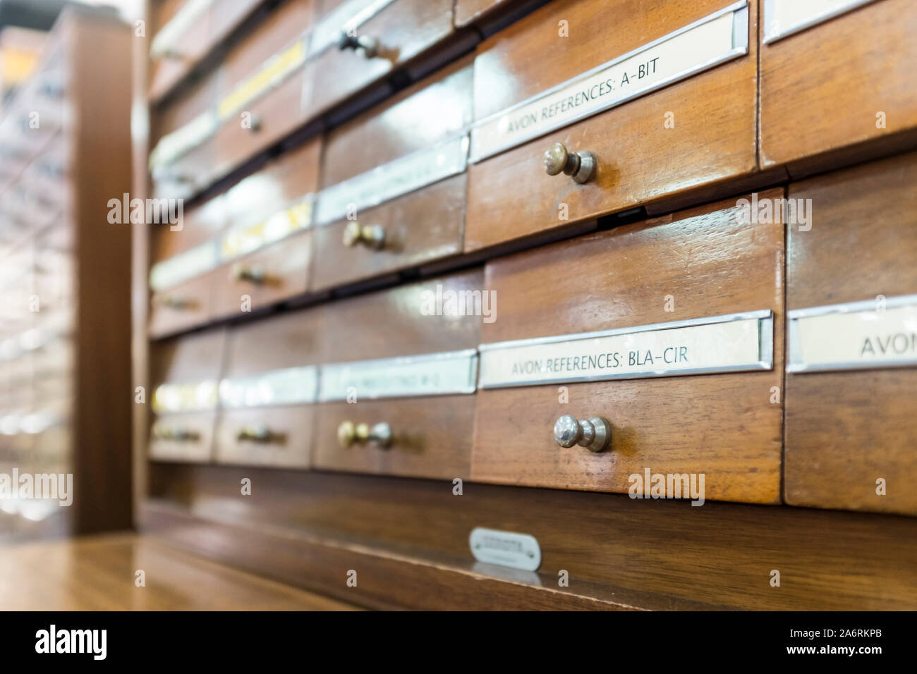 Scheda di legno catalogo cassetto, Bristol Central Library, REGNO UNITO Foto Stock