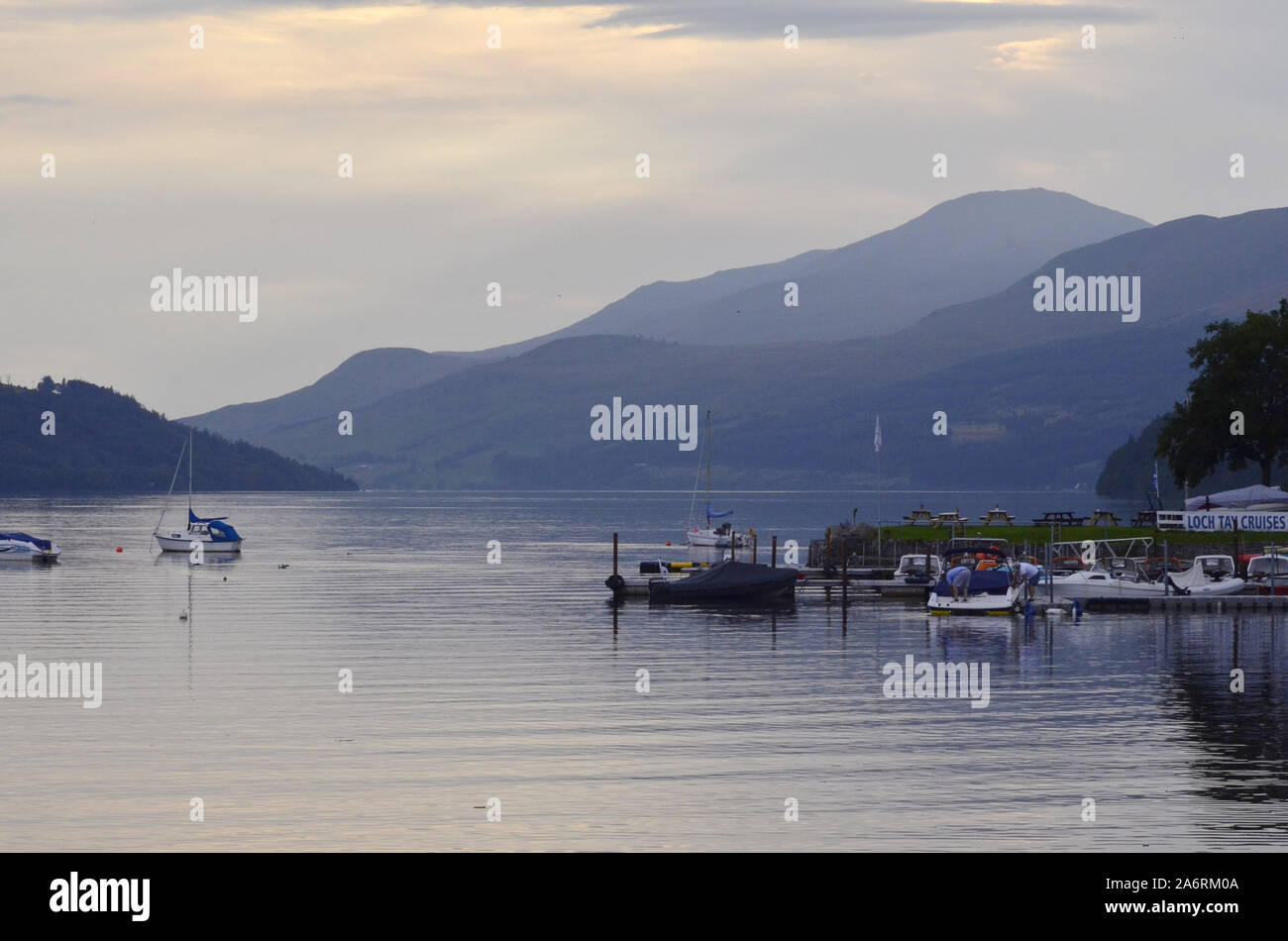 Barche sul Loch Tay nelle Highlands scozzesi di Perth and Kinross Scotland Regno Unito Foto Stock