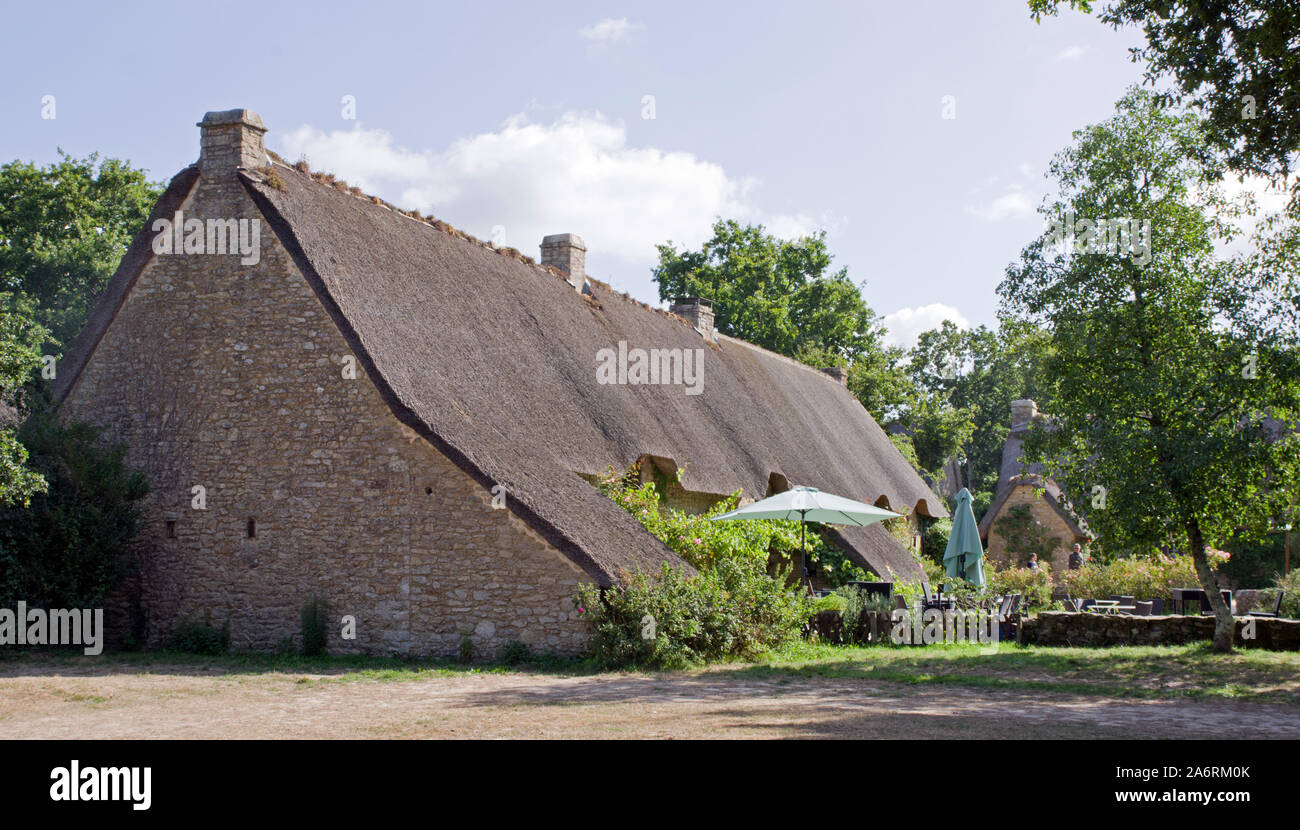 Grande edificio con tetto in paglia Kerhinet, Brittany Foto Stock