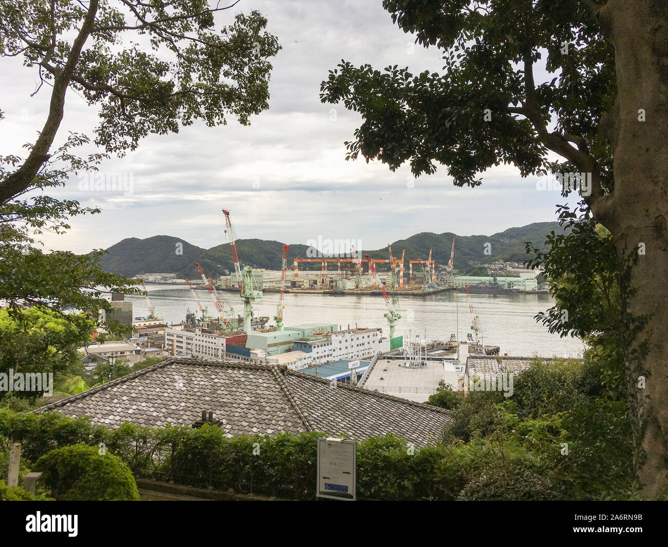 Gru nel porto a Nagasaki, in Giappone Foto Stock