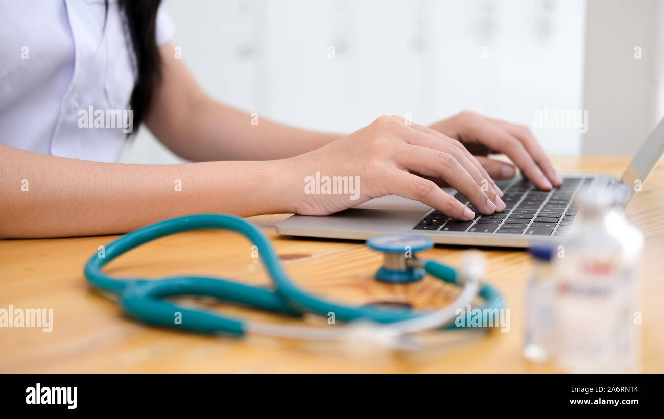 Close up medico esaminando referto medico mentre si utilizza il computer tablet. Settore medicale e della salute concetto. Foto Stock