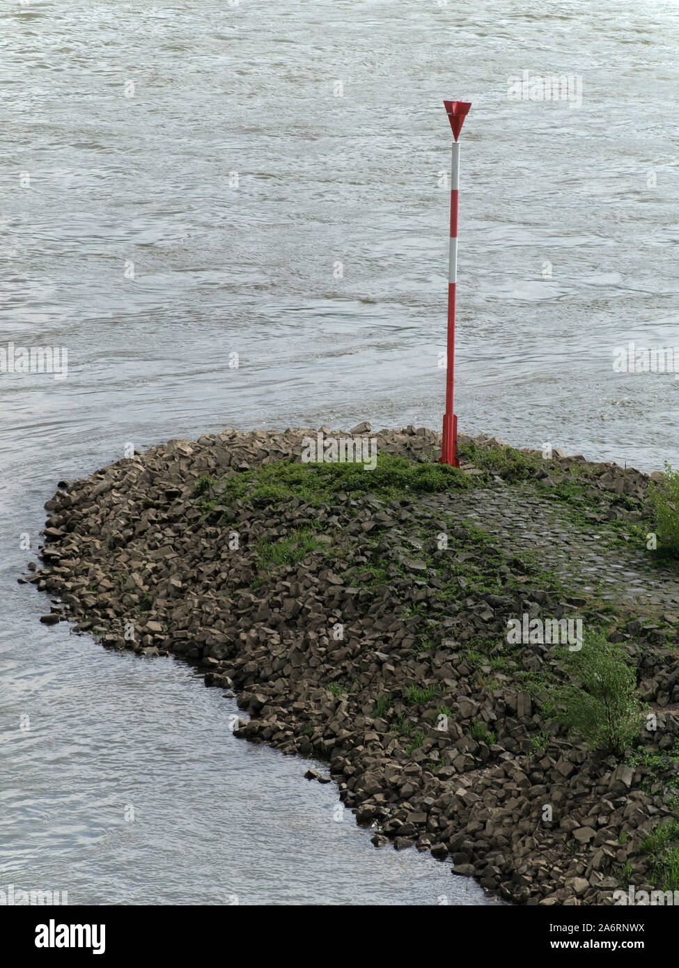 Marchio del mare su un groyne presso il fiume Reno in Rees Foto Stock