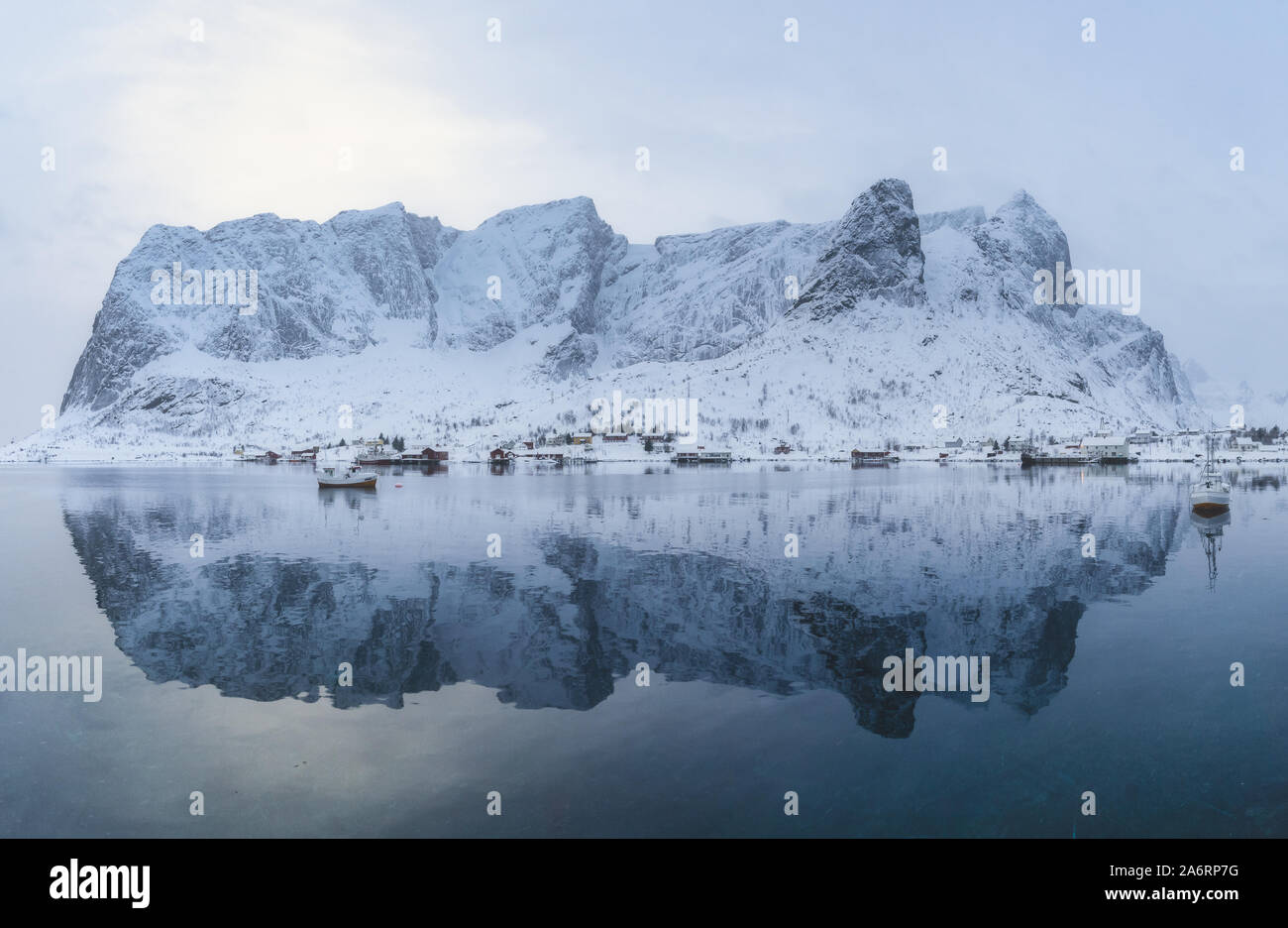Epic riflessioni a destra dopo un gnarly tempesta di neve in Isole Lofoten Foto Stock