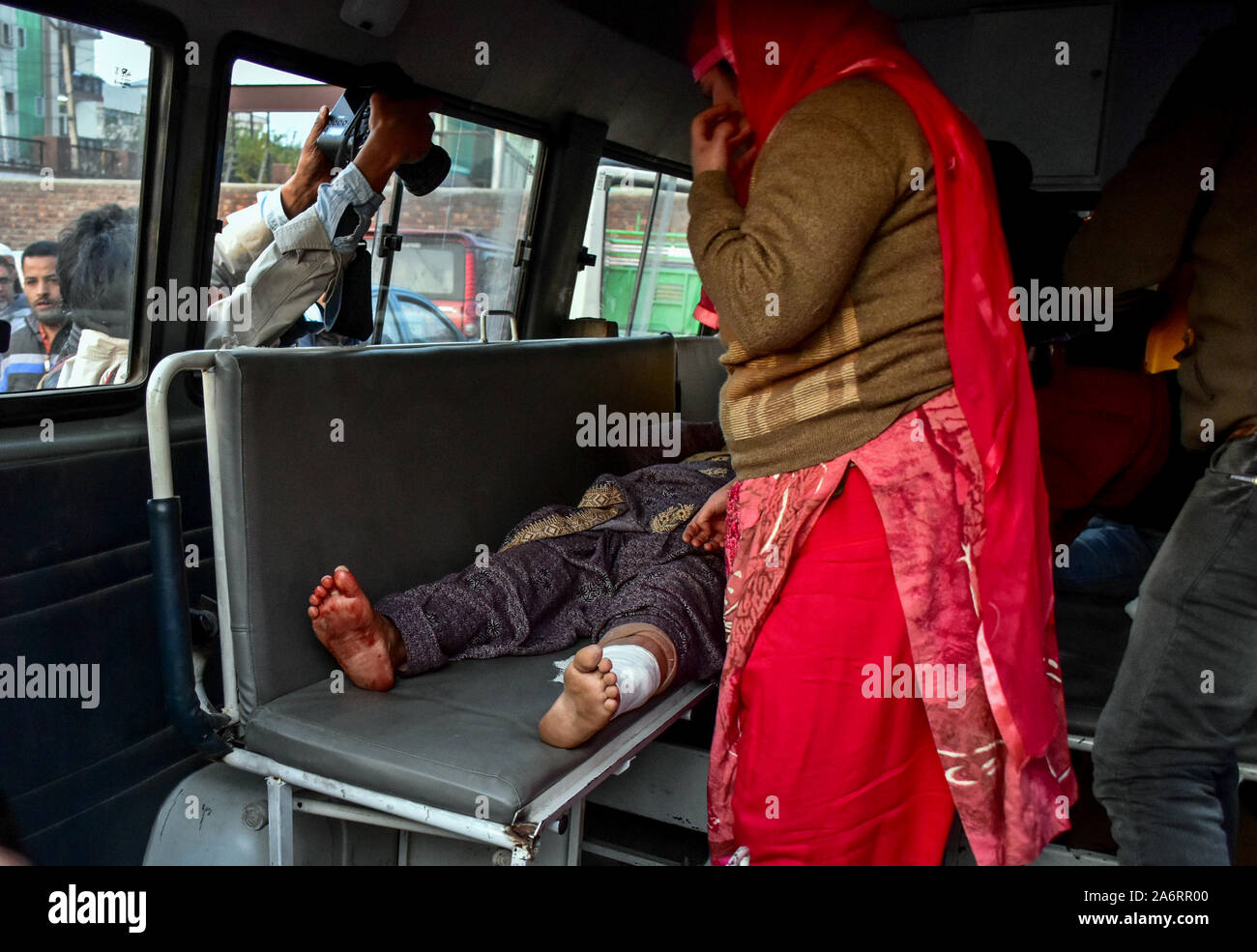 Srinagar, India. 28 ott 2019. Una persona ferita in un ambulanza in un ospedale locale dopo l esplosione.Diversi locali sono stati feriti quando una bomba è esplosa in un mercato di sopore a nord di Srinagar la capitale estiva del Jammu e Kashmir. Credito: SOPA Immagini limitata/Alamy Live News Foto Stock