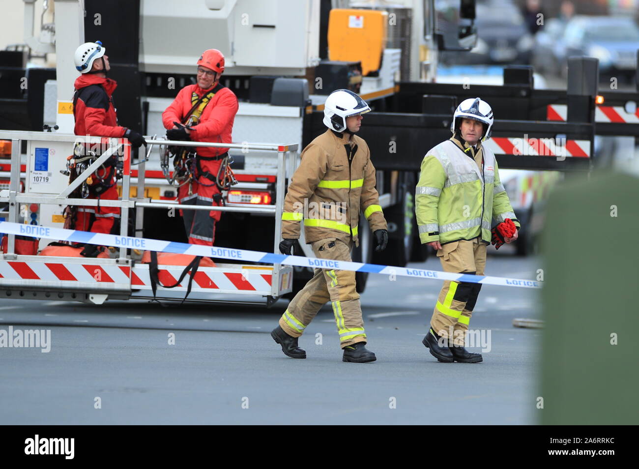 Ricerca e salvataggio in aree urbane i membri del team di Lancashire il fuoco e il servizio di soccorso, prepararsi ad utilizzare una piattaforma idraulica a Dixon il camino a Carlisle, Cumbria, dove un uomo la cui condizione è attualmente sconosciuto, continua ad appendere a testa in giù dalla parte superiore del camino 270ft. Foto di PA. Picture Data: lunedì 28 ottobre, 2019. Relazioni locali detto grida e lamenti potrebbe essere sentito proveniente dal camino nelle prime ore di questa mattina prima di polizia è arrivato sulla scena. Vedere PA storia Camino di polizia. Foto di credito dovrebbe leggere: Danny Lawson/PA FILO Foto Stock