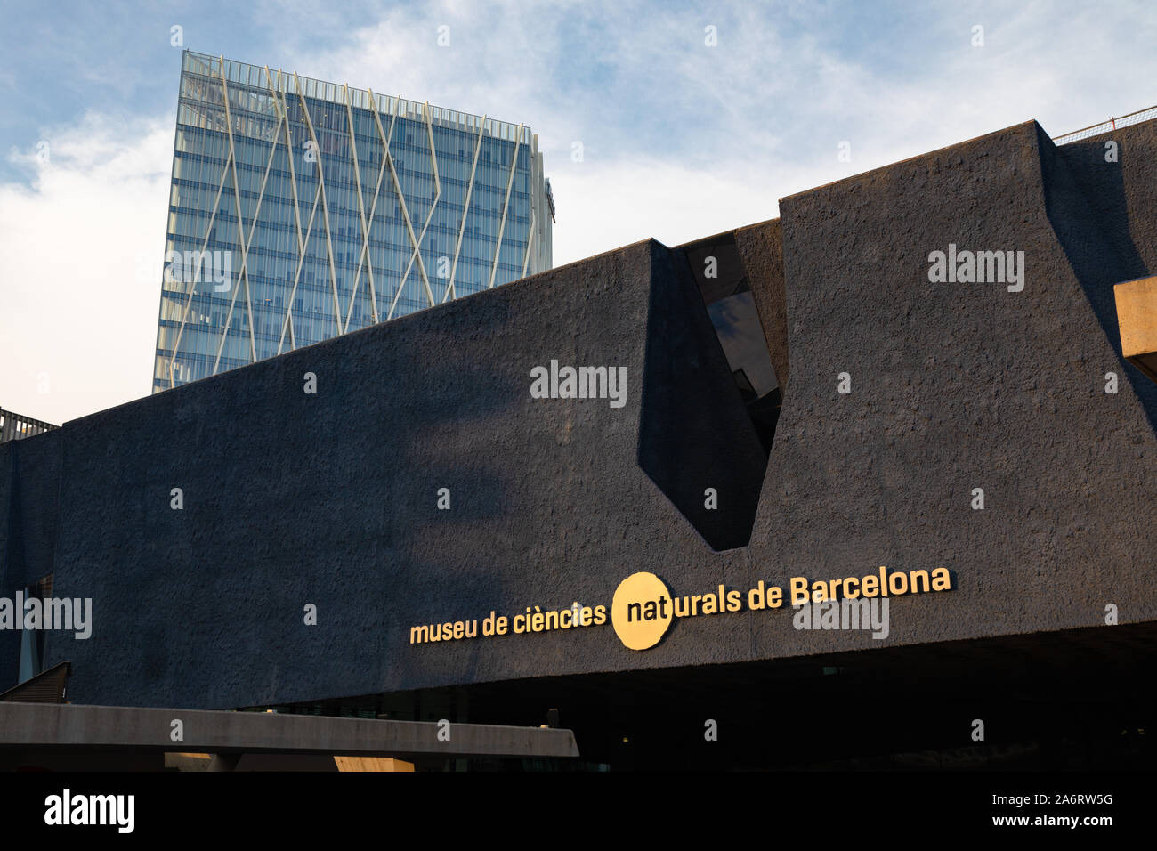 Diagonal ZeroZero Tower e il Museo di Scienze Naturali, Forum di Barcellona in Catalogna, Spagna. L'edificio è a 110 metri di altezza con 24 piani. È stato Foto Stock