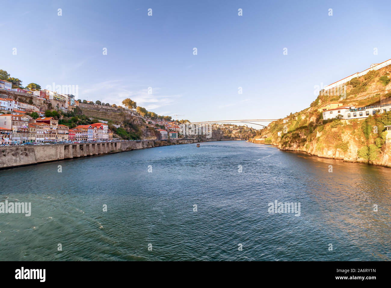 Città vecchia di Porto, Portogallo con ribeira promenade e case colorate, fiume Douro Foto Stock Città vecchia di Porto, Portogallo con ribeira promenade e case colorate, fiume Douro Foto Stock