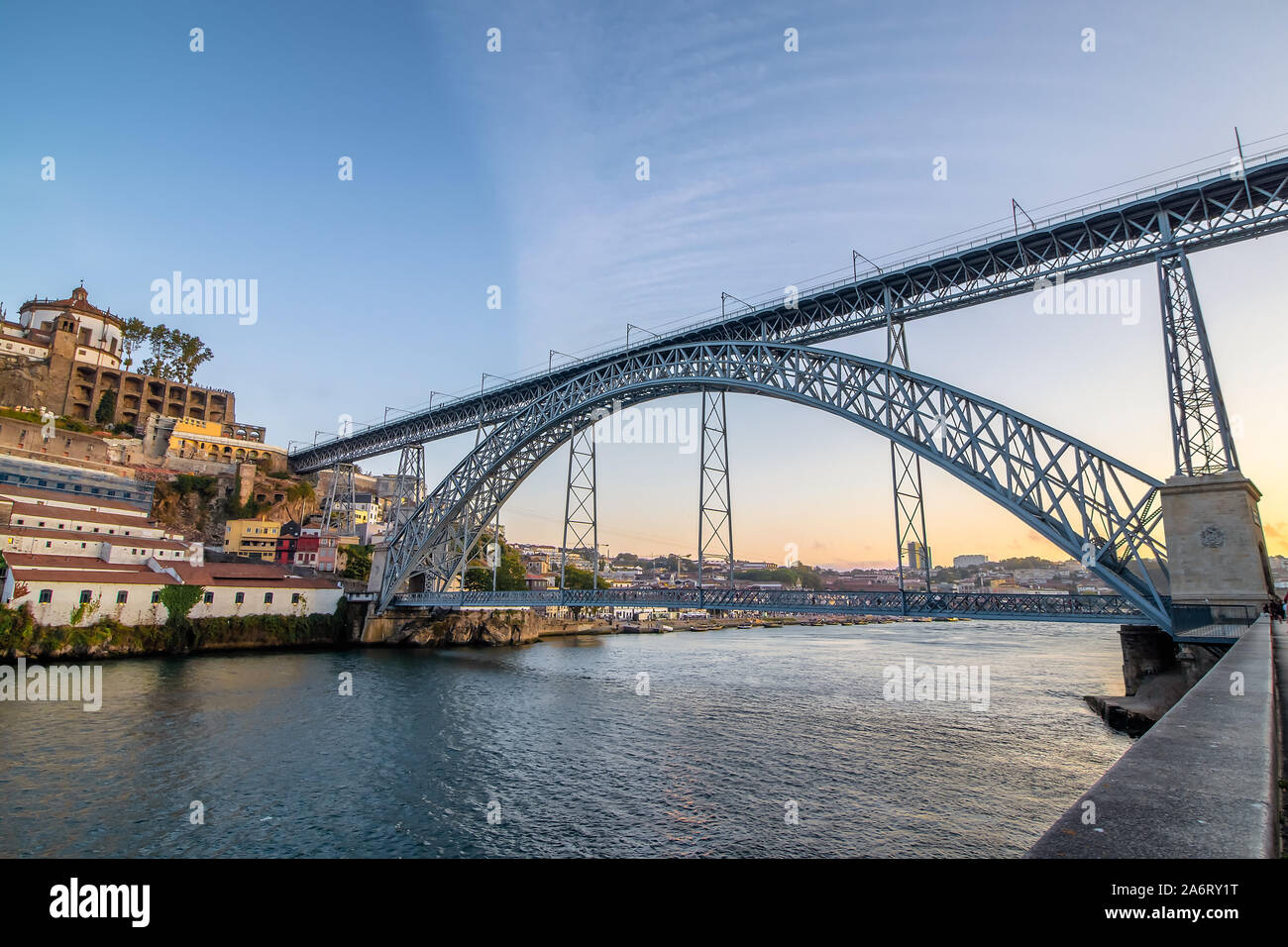 Ponte di Dom Luis I (costruito nel 1886) nel vecchio porto al tramonto Foto Stock Ponte di Dom Luis I (costruito nel 1886) nel vecchio porto al tramonto Foto Stock