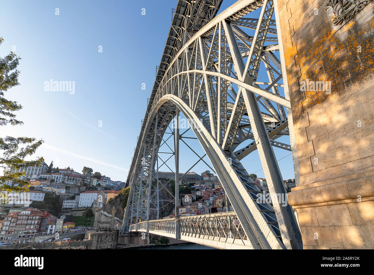 Ponte di Dom Luis I (costruito nel 1886) nel vecchio porto Foto Stock Ponte di Dom Luis I (costruito nel 1886) nel vecchio porto Foto Stock