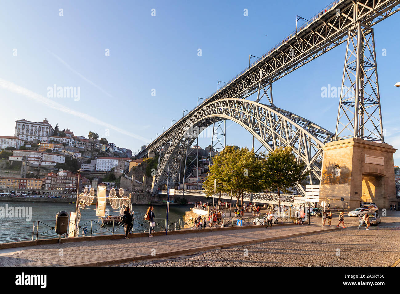 Oporto, Portogallo - Luglio 19, 2019: vista del ponte di Dom Luis I (costruito nel 1886) nel vecchio porto al tramonto Foto Stock Oporto, Portogallo - Luglio 19, 2019: vista del ponte di Dom Luis I (costruito nel 1886) nel vecchio porto al tramonto Foto Stock
