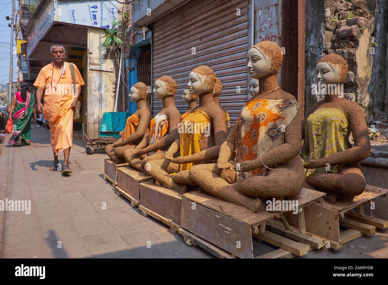 In preparazione per il festival indù di Durga Puja, Durga figure appena fatti di argilla, sono posti ad essiccare al sole; area Gulalwadi, Mumbai, India Foto Stock