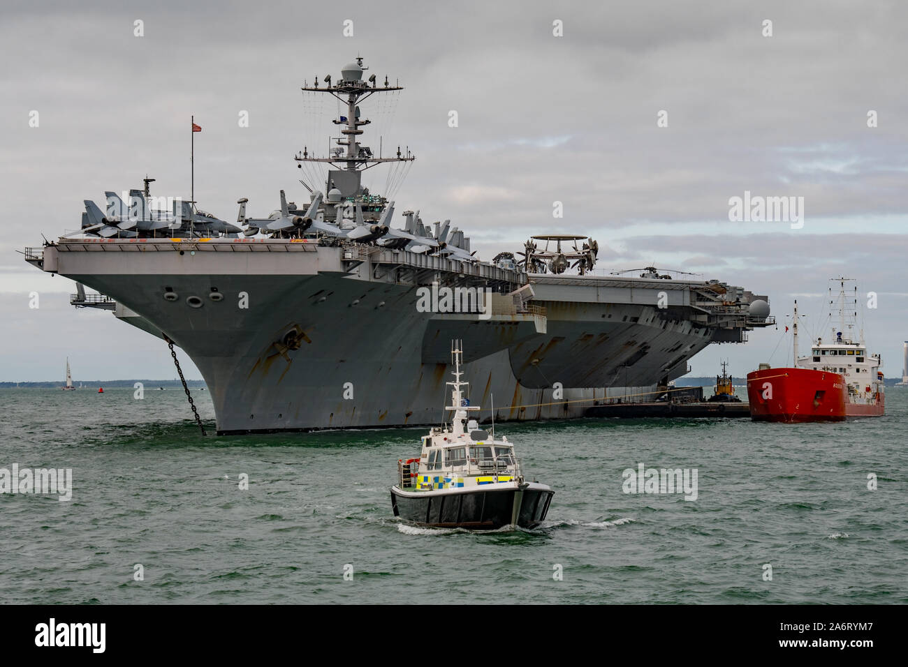 US Navy navi da guerra, la portaerei USS Harry S Truman (CVN 75) ad ancorare nel Solent per visitare Portsmouth, Regno Unito tra il 6th-10th October 2018. Foto Stock