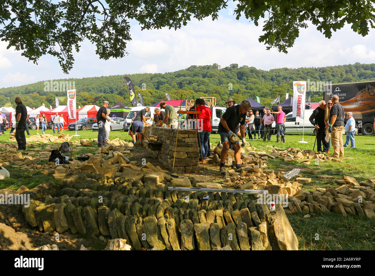 Un secco muro di pietra rendendo dimostrazione presso la Chatsworth gioco o Country Fair, la Chatsworth House, Derbyshire, England, Regno Unito Foto Stock