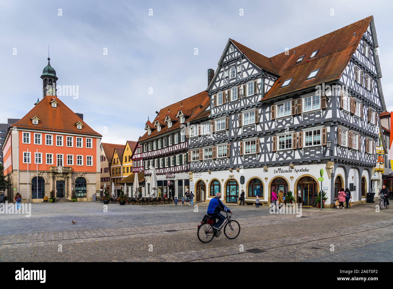 Schorndorf, Germania, 10 ottobre 2019, vecchie case studwork nel centro cittadino di schorndorf city presso la piazza del mercato con molte persone a piedi attorno al stree Foto Stock