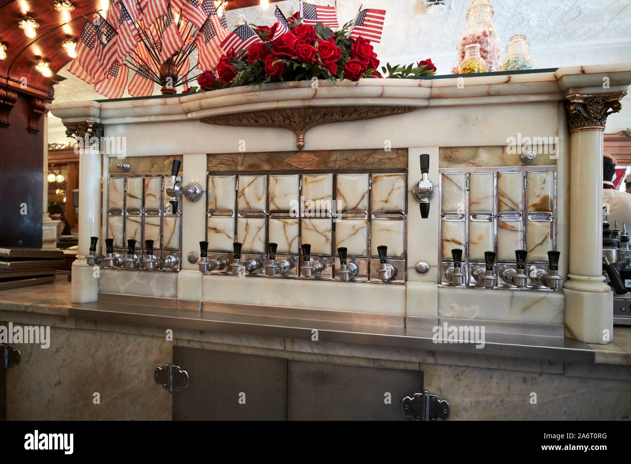 Carbonico liquido società sciroppo di soda carbonato di soda erogatore fontana Zaharakos classic gelateria e museo Columbus indiana USA Foto Stock