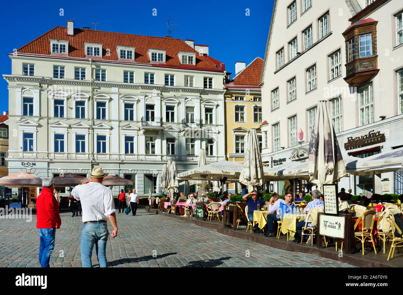 Piazza del Municipio (Raekoja plats) nella Città Vecchia, un sito Patrimonio Mondiale dell'Unesco. Tallinn, Estonia Foto Stock