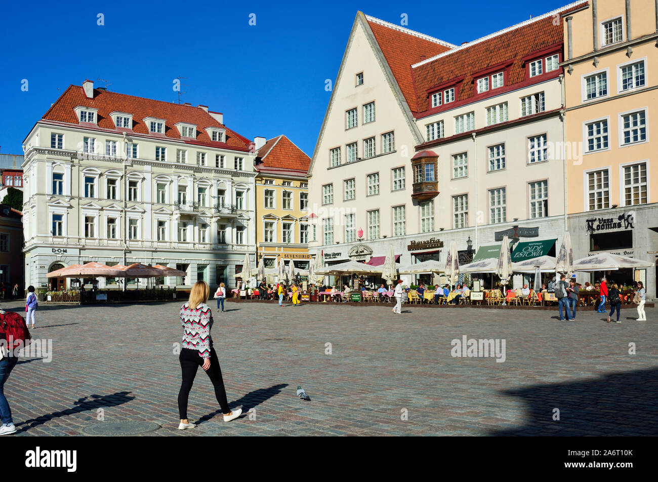 Piazza del Municipio (Raekoja plats) nella Città Vecchia, un sito Patrimonio Mondiale dell'Unesco. Tallinn, Estonia Foto Stock