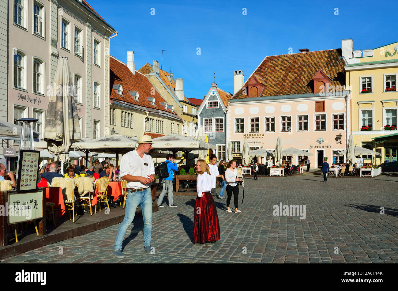 Piazza del Municipio (Raekoja plats) nella Città Vecchia, un sito Patrimonio Mondiale dell'Unesco. Tallinn, Estonia Foto Stock