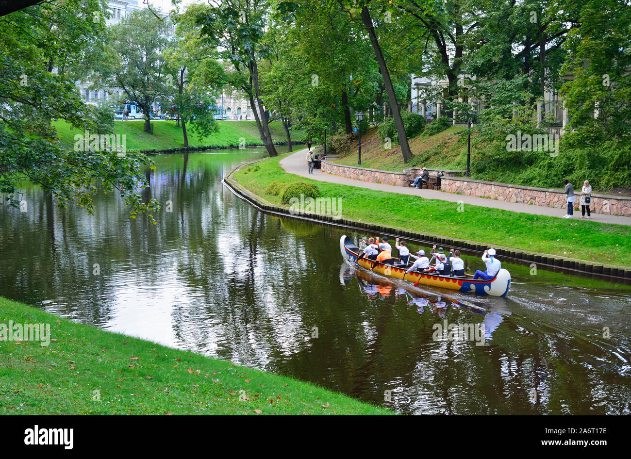 Bastion Hill Park (parco Bastejkalns) è un bellissimo e tranquillo parco lungo un canale del fiume Daugava nel centro di Riga. Lettonia Foto Stock