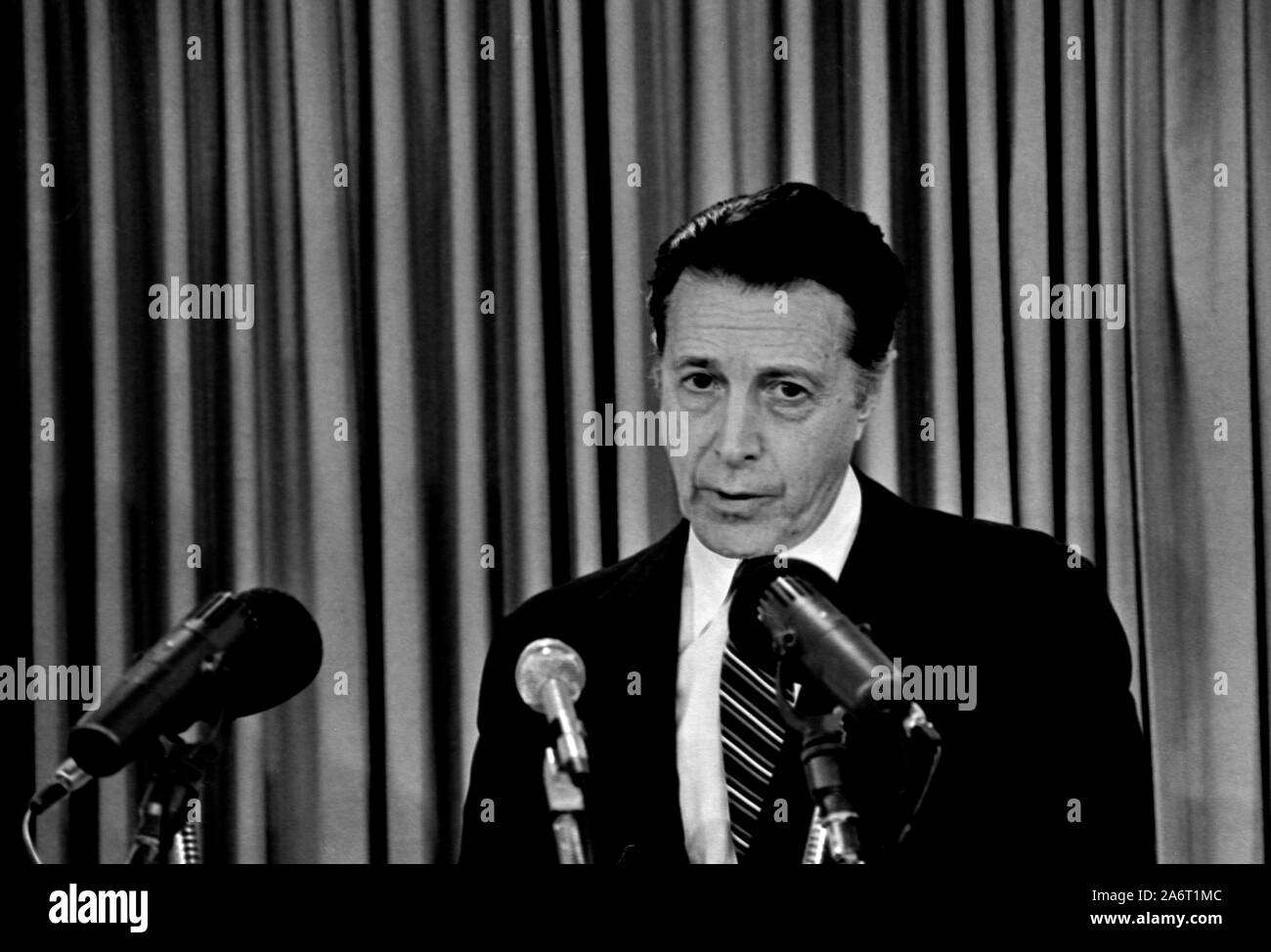 Arlington Virginia, Stati Uniti d'America, 31 gennaio 1984. Il Segretario della Difesa Caspar Weinberger risponde alle domande dei giornalisti durante un bilancio conferenza stampa al Pentagono briefing room Credit: Mark Reinstein / MediaPunch Foto Stock