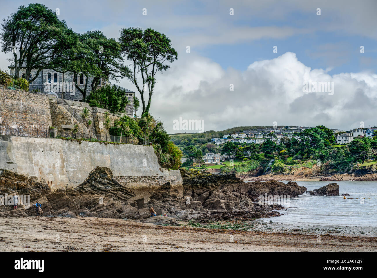 Un bellissimo lungomare di destinazione, Readymoney Cove e spiaggia a Fowey, Cornwall, Inghilterra in corrispondenza della bocca dell'estuario di Fowey cercando di fronte a Polruan. Foto Stock